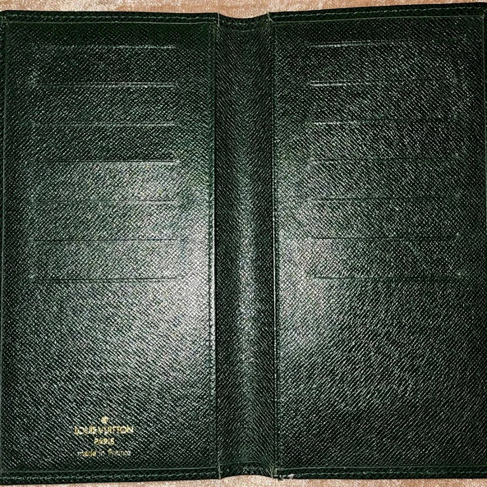 Authentic Green Louis Vuitton Taiga Wallet - Picture 3 of 10